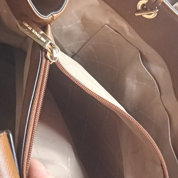 Michael Kors Tan Leather and Gold Chains Shoulder Bag Like New, Excellent - Picture 13 of 14